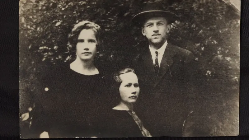 1927: אמו אדלה, אחותה רחל ואביו שמואל חיים